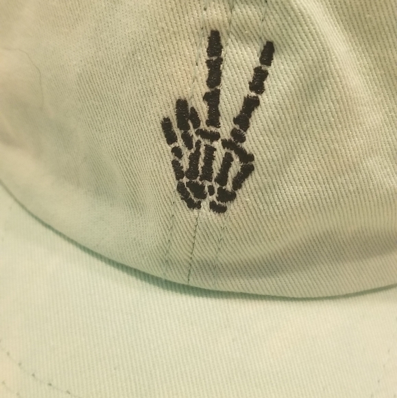 💥MOVING SALE💥 EVERYTHING MUST GO ❤️‍🔥 BNWOT Neff skeleton peace sign hat - Picture 3 of 4
